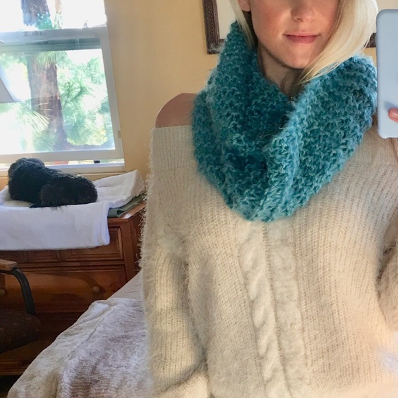 Homemade chunky knitted scarf - Picture 5 of 6